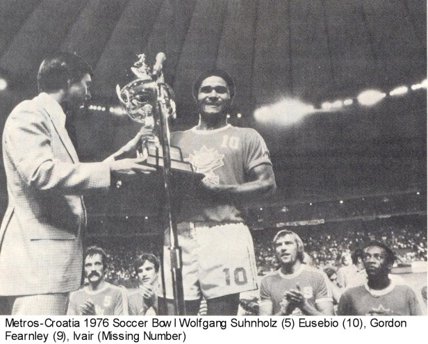 Eusebio receiving Cup at 1976 NASL Championship